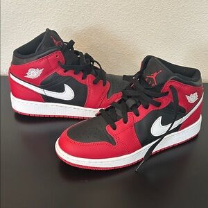 Air Jordan 1 Mids “Bred”